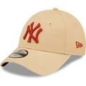 beige-justerbar-buet-kasket-til-drenge-med-brunt-logo-9forty-league-essential-fra-new-york-yankees-mlb-af-new-era