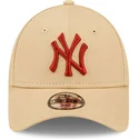 beige-justerbar-buet-kasket-til-drenge-med-brunt-logo-9forty-league-essential-fra-new-york-yankees-mlb-af-new-era