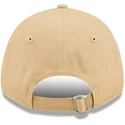 beige-justerbar-buet-kasket-til-drenge-med-brunt-logo-9forty-league-essential-fra-new-york-yankees-mlb-af-new-era