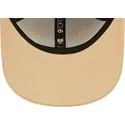 beige-justerbar-buet-kasket-til-drenge-med-brunt-logo-9forty-league-essential-fra-new-york-yankees-mlb-af-new-era