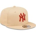 beige-flad-snapback-9fifty-league-essential-kasket-fra-new-york-yankees-mlb-fra-new-era