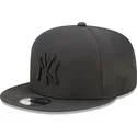 sort-snapback-kasket-med-flad-skygge-og-sort-logo-9fifty-gore-tex-fra-new-york-yankees-mlb-fra-new-era