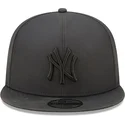 sort-snapback-kasket-med-flad-skygge-og-sort-logo-9fifty-gore-tex-fra-new-york-yankees-mlb-fra-new-era