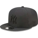 sort-snapback-kasket-med-flad-skygge-og-sort-logo-9fifty-gore-tex-fra-new-york-yankees-mlb-fra-new-era