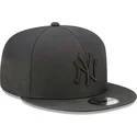sort-snapback-kasket-med-flad-skygge-og-sort-logo-9fifty-gore-tex-fra-new-york-yankees-mlb-fra-new-era