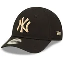 sort-justerbar-buet-kasket-til-smaborn-med-beige-logo-9forty-league-essential-new-york-yankees-mlb-fra-new-era