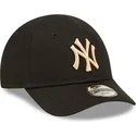 kasketter-buet-sort-justerbar-rem-til-barn-pequeno-9forty-league-essential-fra-new-york-yankees-mlb-af-new-era