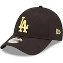 sort-justerbar-kasket-med-buet-skygge-og-gult-logo-9forty-league-essential-fra-los-angeles-dodgers-mlb-af-new-era