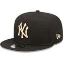 sort-snapback-kasket-med-flad-skygge-og-beige-logo-9fifty-league-essential-fra-new-york-yankees-mlb-fra-new-era