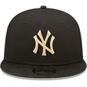 sort-snapback-kasket-med-flad-skygge-og-beige-logo-9fifty-league-essential-fra-new-york-yankees-mlb-fra-new-era