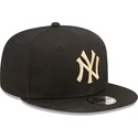 sort-snapback-kasket-med-flad-skygge-og-beige-logo-9fifty-league-essential-fra-new-york-yankees-mlb-fra-new-era