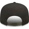 sort-snapback-kasket-med-flad-skygge-og-beige-logo-9fifty-league-essential-fra-new-york-yankees-mlb-fra-new-era