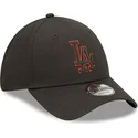 sort-justerbar-9forty-team-outline-kasket-med-buet-skygge-fra-los-angeles-dodgers-mlb-fra-new-era
