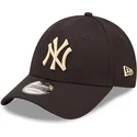sort-justerbar-kasket-med-bojning-og-beige-logo-9forty-league-essential-fra-new-york-yankees-mlb-fra-new-era