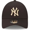 sort-justerbar-kasket-med-bojning-og-beige-logo-9forty-league-essential-fra-new-york-yankees-mlb-fra-new-era