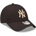 sort-justerbar-kasket-med-bojning-og-beige-logo-9forty-league-essential-fra-new-york-yankees-mlb-fra-new-era
