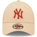 beige-justerbar-bue-kasket-med-brunt-logo-9forty-league-essential-fra-new-york-yankees-mlb-fra-new-era