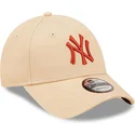 beige-justerbar-bue-kasket-med-brunt-logo-9forty-league-essential-fra-new-york-yankees-mlb-fra-new-era
