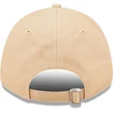 beige-justerbar-bue-kasket-med-brunt-logo-9forty-league-essential-fra-new-york-yankees-mlb-fra-new-era