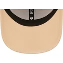 beige-justerbar-bue-kasket-med-brunt-logo-9forty-league-essential-fra-new-york-yankees-mlb-fra-new-era
