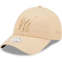 beige-justerbar-kurvet-kasket-til-kvinder-med-beige-logo-9forty-league-essential-fra-new-york-yankees-mlb-af-new-era