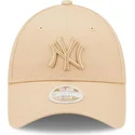 beige-justerbar-kurvet-kasket-til-kvinder-med-beige-logo-9forty-league-essential-fra-new-york-yankees-mlb-af-new-era