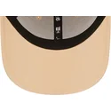 beige-justerbar-kurvet-kasket-til-kvinder-med-beige-logo-9forty-league-essential-fra-new-york-yankees-mlb-af-new-era