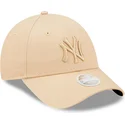 beige-justerbar-kurvet-kasket-til-kvinder-med-beige-logo-9forty-league-essential-fra-new-york-yankees-mlb-af-new-era