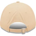 beige-justerbar-kurvet-kasket-til-kvinder-med-beige-logo-9forty-league-essential-fra-new-york-yankees-mlb-af-new-era