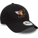 sort-justerbar-9forty-kasket-med-buet-skygge-fra-new-era-med-looney-tunes-tazmanian-devil-motiv