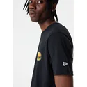 t-shirt-kort-aerme-sort-fra-camiseta-manga-corta-negra-good-burger-good-life-food-graphic-af-new-era