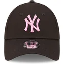 kasketter-buet-sort-justerbar-rem-til-barn-rosa-9forty-league-essential-fra-new-york-yankees-mlb-af-new-era