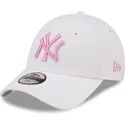 new-era-new-york-yankees-mlb-9forty-league-essential-justerbar-hvid-buet-kasket-med-pink-logo-til-drenge