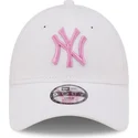 new-era-new-york-yankees-mlb-9forty-league-essential-justerbar-hvid-buet-kasket-med-pink-logo-til-drenge