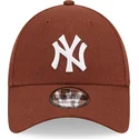 kasketter-buet-brun-justerbar-rem-9forty-linen-fra-new-york-yankees-mlb-af-new-era
