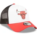 hvid-sort-og-rod-trucker-kasket-a-frame-team-colour-fra-chicago-bulls-nba-fra-new-era