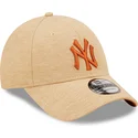 brun-justerbar-buet-kasket-med-brunt-logo-9forty-jersey-essential-fra-new-york-yankees-mlb-fra-new-era