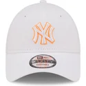 kasketter-buet-hvid-justerbar-rem-9forty-neon-outline-fra-new-york-yankees-mlb-af-new-era