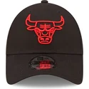 sort-justerbar-kurvet-kasket-med-rodt-logo-9forty-neon-outline-fra-chicago-bulls-nba-fra-new-era
