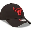 sort-justerbar-kurvet-kasket-med-rodt-logo-9forty-neon-outline-fra-chicago-bulls-nba-fra-new-era
