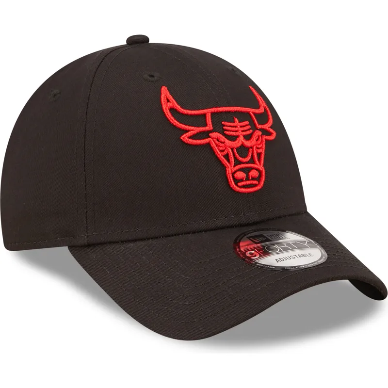 sort-justerbar-kurvet-kasket-med-rodt-logo-9forty-neon-outline-fra-chicago-bulls-nba-fra-new-era