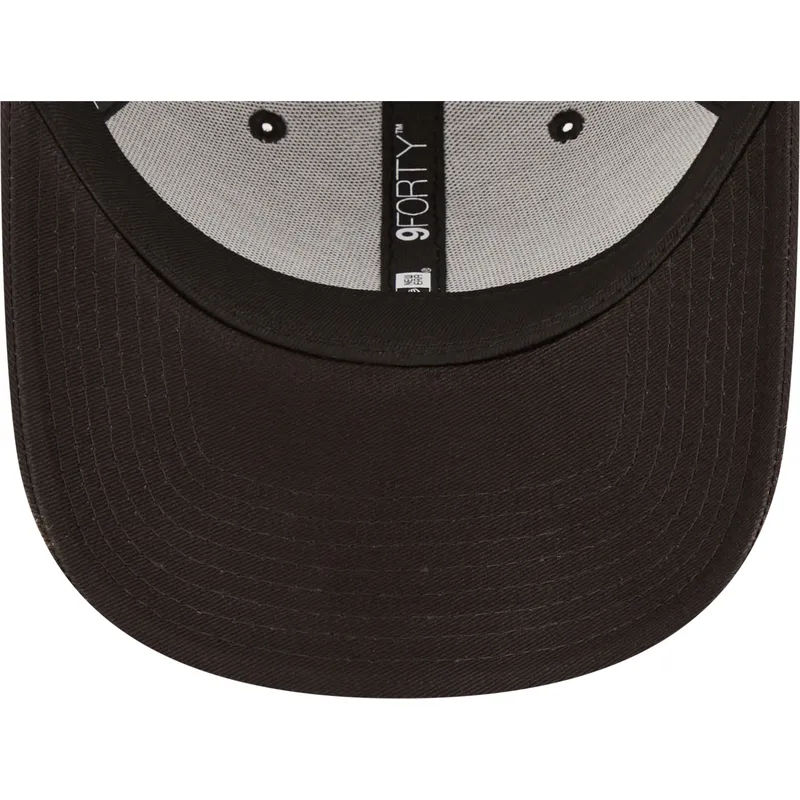 sort-justerbar-kurvet-kasket-med-rodt-logo-9forty-neon-outline-fra-chicago-bulls-nba-fra-new-era