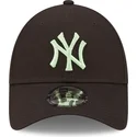 sort-justerbar-curved-kasket-med-gront-logo-9forty-league-essential-fra-new-york-yankees-mlb-fra-new-era