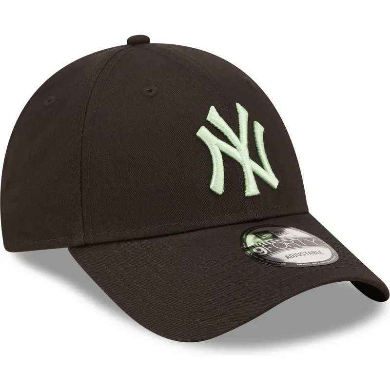 sort-justerbar-curved-kasket-med-gront-logo-9forty-league-essential-fra-new-york-yankees-mlb-fra-new-era