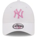 kasketter-buet-hvid-justerbar-rem-rosa-9forty-league-essential-fra-new-york-yankees-mlb-af-new-era