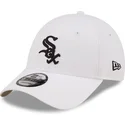hvid-justerbar-buet-kasket-med-sort-logo-9forty-league-essential-fra-chicago-white-sox-mlb-af-new-era