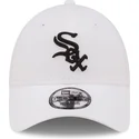 hvid-justerbar-buet-kasket-med-sort-logo-9forty-league-essential-fra-chicago-white-sox-mlb-af-new-era