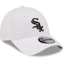 hvid-justerbar-buet-kasket-med-sort-logo-9forty-league-essential-fra-chicago-white-sox-mlb-af-new-era
