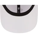 hvid-justerbar-buet-kasket-med-sort-logo-9forty-league-essential-fra-chicago-white-sox-mlb-af-new-era