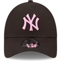 new-era-new-york-yankees-mlb-9forty-league-essential-sort-justerbar-buet-kasket-med-lyserodt-logo